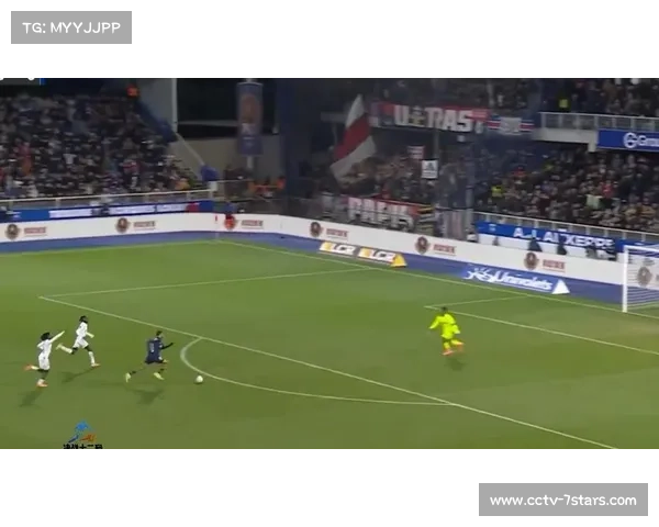 巴尔科拉连失良机后低射偏出,巴黎下半场狂攻欧塞尔防线