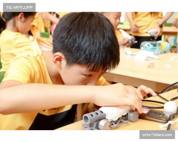里卡多、斯托尔现身伦敦小学推广STEM课程，演示赛车工程原理。
